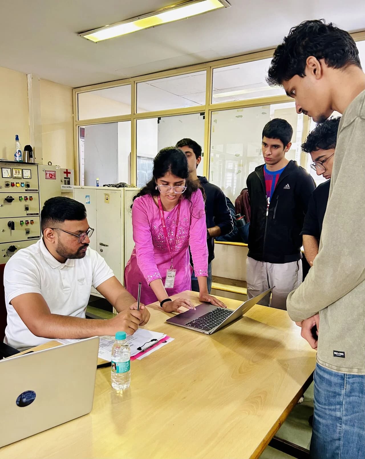 Students presenting a Smart India Hackathon idea to judge Siddu Mathapati at Ramaiah Institute of Technology